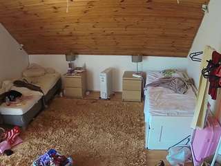 voyeurcam-julmodels-whitebed-3 webcam