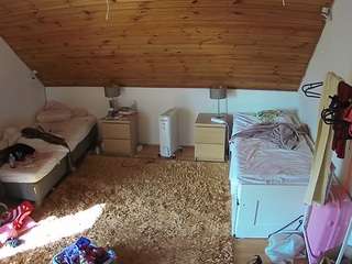 voyeurcam-julmodels-whitebed-3 webcam