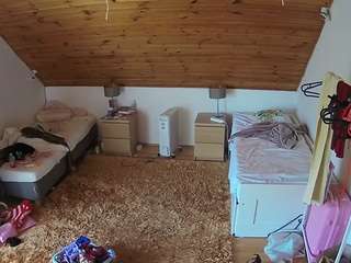 voyeurcam-julmodels-whitebed-3 webcam