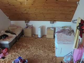 voyeurcam-julmodels-whitebed-3 webcam