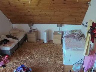 voyeurcam-julmodels-whitebed-3 webcam