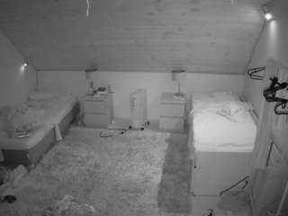 voyeurcam-julmodels-whitebed-3's CamSoda show and profile