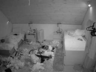 voyeurcam-julmodels-whitebed-3