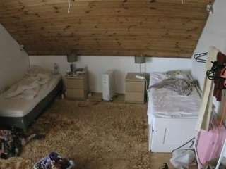 voyeurcam-julmodels-whitebed-3 webcam