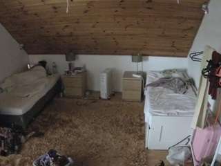 voyeurcam-julmodels-whitebed-3