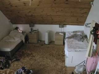 voyeurcam-julmodels-whitebed-3 webcam