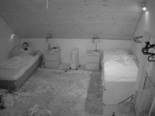voyeurcam-julmodels-whitebed-3 webcam
