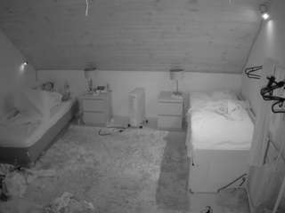 voyeurcam-julmodels-whitebed-3 webcam