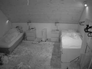 voyeurcam-julmodels-whitebed-3 webcam