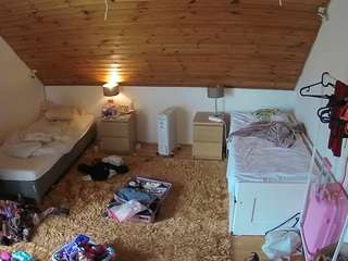 voyeurcam-julmodels-whitebed-3