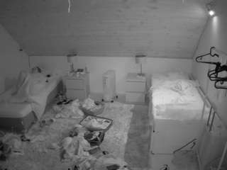 voyeurcam-julmodels-whitebed-3 webcam