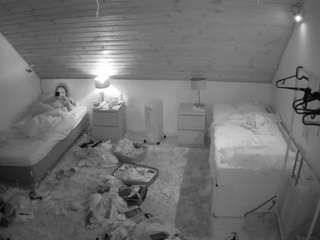 voyeurcam-julmodels-whitebed-3 webcam