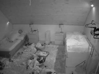 voyeurcam-julmodels-whitebed-3 webcam
