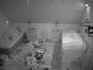 voyeurcam-julmodels-whitebed-3