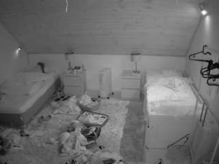 voyeurcam-julmodels-whitebed-3 webcam