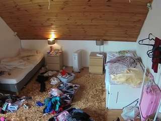 voyeurcam-julmodels-whitebed-3