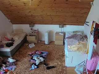 voyeurcam-julmodels-whitebed-3