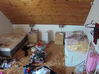 voyeurcam-julmodels-whitebed-3 webcam