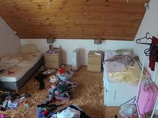 voyeurcam-julmodels-whitebed-3 webcam