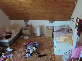voyeurcam-julmodels-whitebed-3 webcam