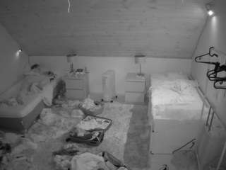 voyeurcam-julmodels-whitebed-3 webcam