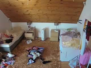 voyeurcam-julmodels-whitebed-3 webcam