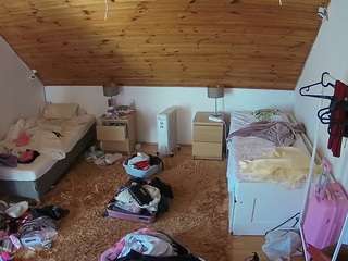 voyeurcam-julmodels-whitebed-3 webcam