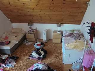 voyeurcam-julmodels-whitebed-3 webcam