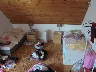 voyeurcam-julmodels-whitebed-3 webcam
