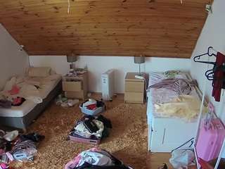 voyeurcam-julmodels-whitebed-3 webcam