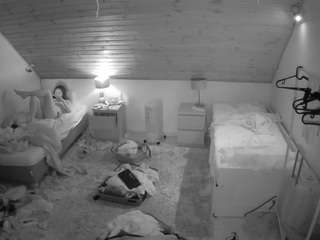 voyeurcam-julmodels-whitebed-3