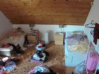 voyeurcam-julmodels-whitebed-3 webcam