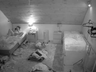 voyeurcam-julmodels-whitebed-3