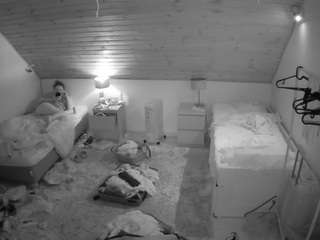 voyeurcam-julmodels-whitebed-3