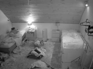 voyeurcam-julmodels-whitebed-3