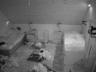 voyeurcam-julmodels-whitebed-3