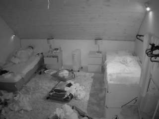 voyeurcam-julmodels-whitebed-3's CamSoda show and profile