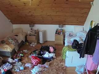 voyeurcam-julmodels-whitebed-3