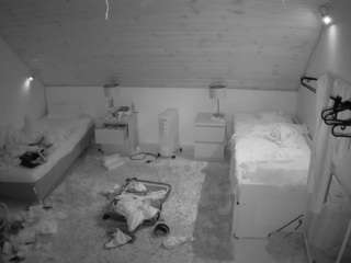 voyeurcam-julmodels-whitebed-3