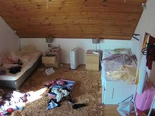 voyeurcam-julmodels-whitebed-3