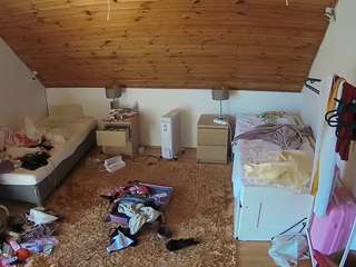 voyeurcam-julmodels-whitebed-3 webcam