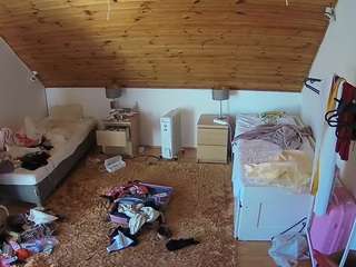 voyeurcam-julmodels-whitebed-3 webcam