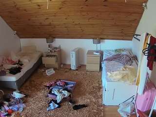 voyeurcam-julmodels-whitebed-3 webcam