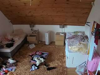 voyeurcam-julmodels-whitebed-3