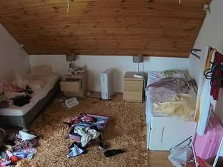 voyeurcam-julmodels-whitebed-3