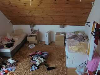 voyeurcam-julmodels-whitebed-3 webcam