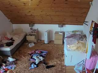 voyeurcam-julmodels-whitebed-3