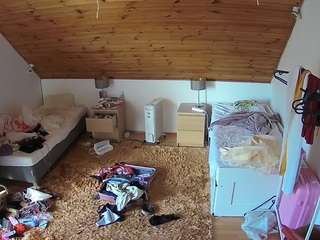 voyeurcam-julmodels-whitebed-3