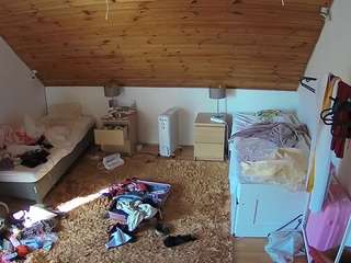 voyeurcam-julmodels-whitebed-3