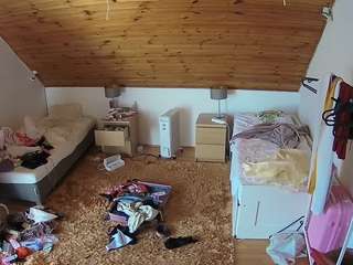 voyeurcam-julmodels-whitebed-3